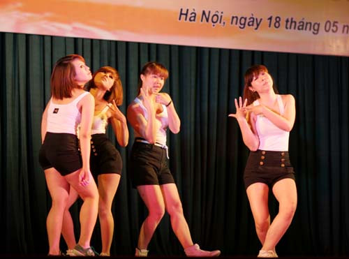 Sôi nổi với tiết mục nhảy hiện đại