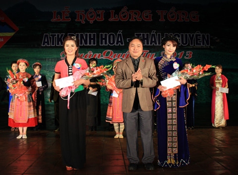 Hai người đẹp đoạt giải nhì