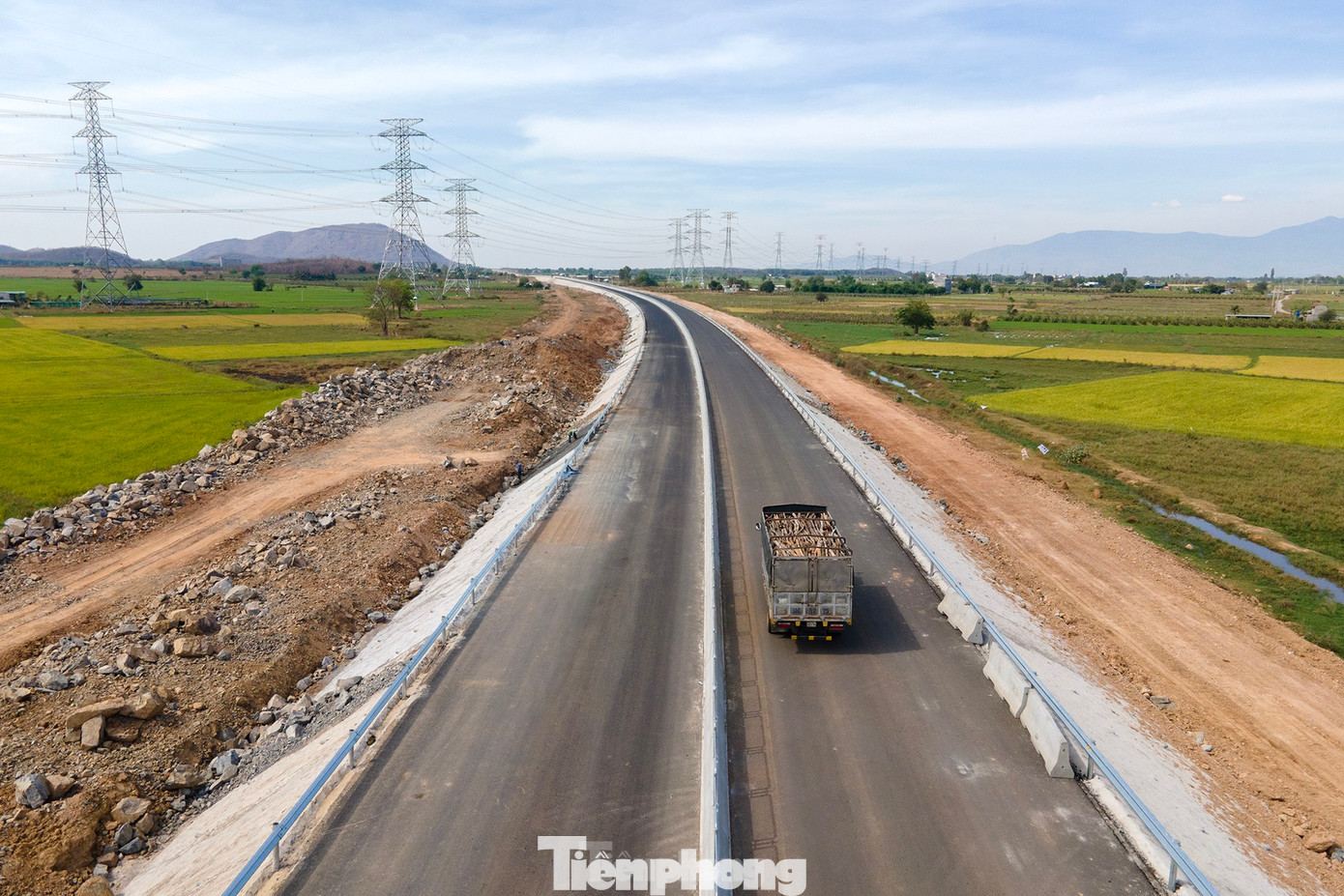 Cao tốc Vĩnh Hảo - Phan Thiết đã xong tuyến chính, nhưng phần đường gom dân sinh và cầu vượt tuyến chưa thi công được do thiếu đất đắt vì giấy phép khai thác mỏ hết hạn.