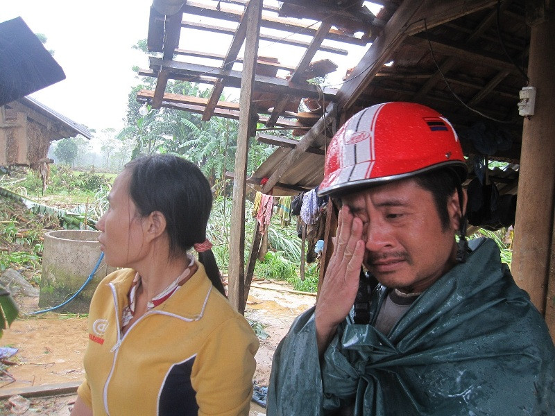 Vợ chồng anh Đặng Văn Huy bên ngôi nhà bị lũ cuốn trôi 