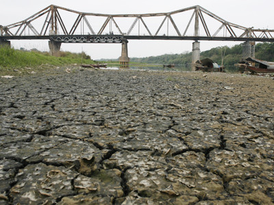 Sông Hồng trơ đáy. Ảnh: Xuân Phú. Sông Hồng trơ đáy Ảnh: Xuân Phú