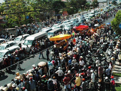 Người dân đưa tiễn gia đình nghệ sĩ khói lửa Lê Minh Phương. Ảnh: T.N.A