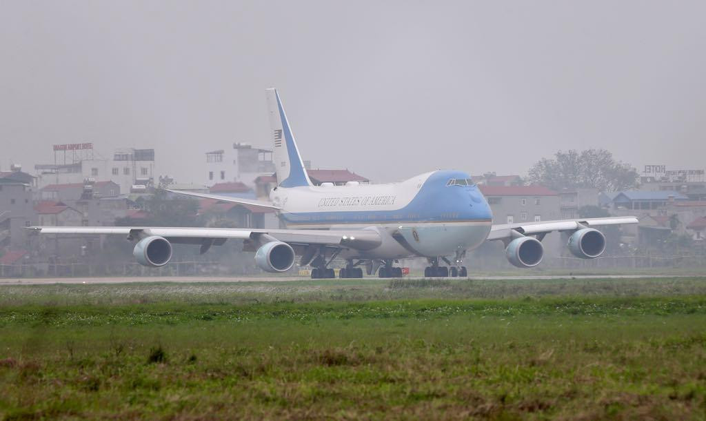 Ông Trump lên máy bay về nước ảnh 1