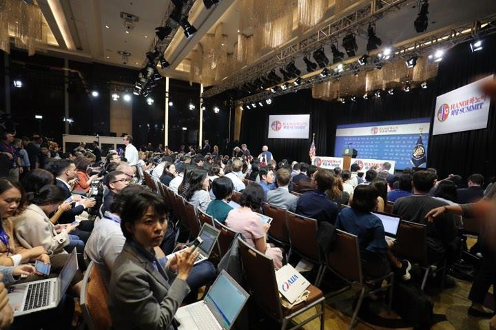 Ông Trump kết thúc họp báo, chuẩn bị rời Hà Nội ảnh 9