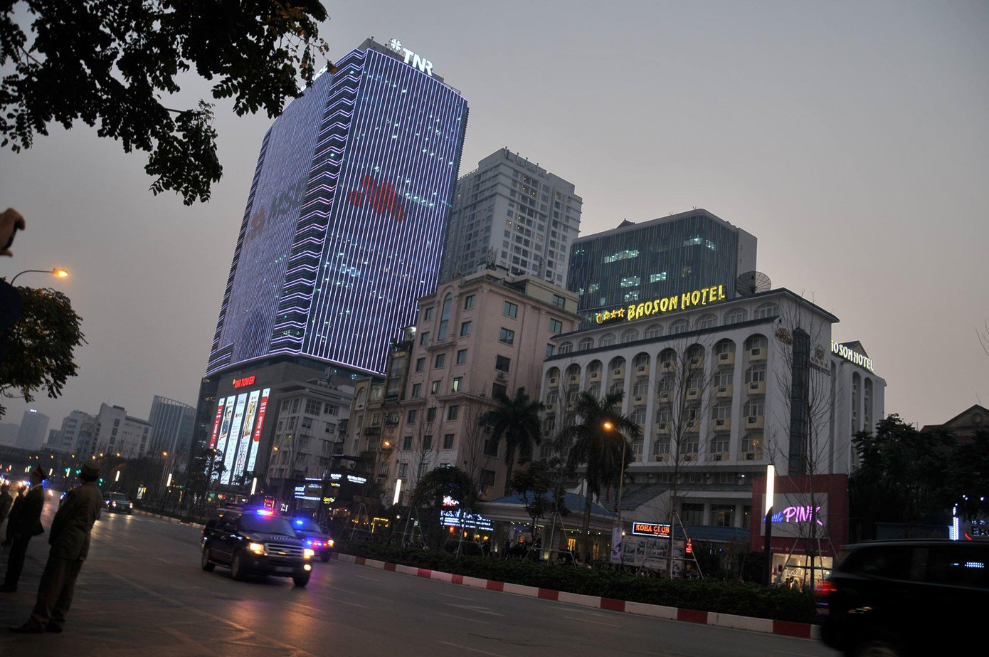 Bữa tối kết thúc, Tổng thống Trump và Chủ tịch Kim rời khách sạn Metropole ảnh 18