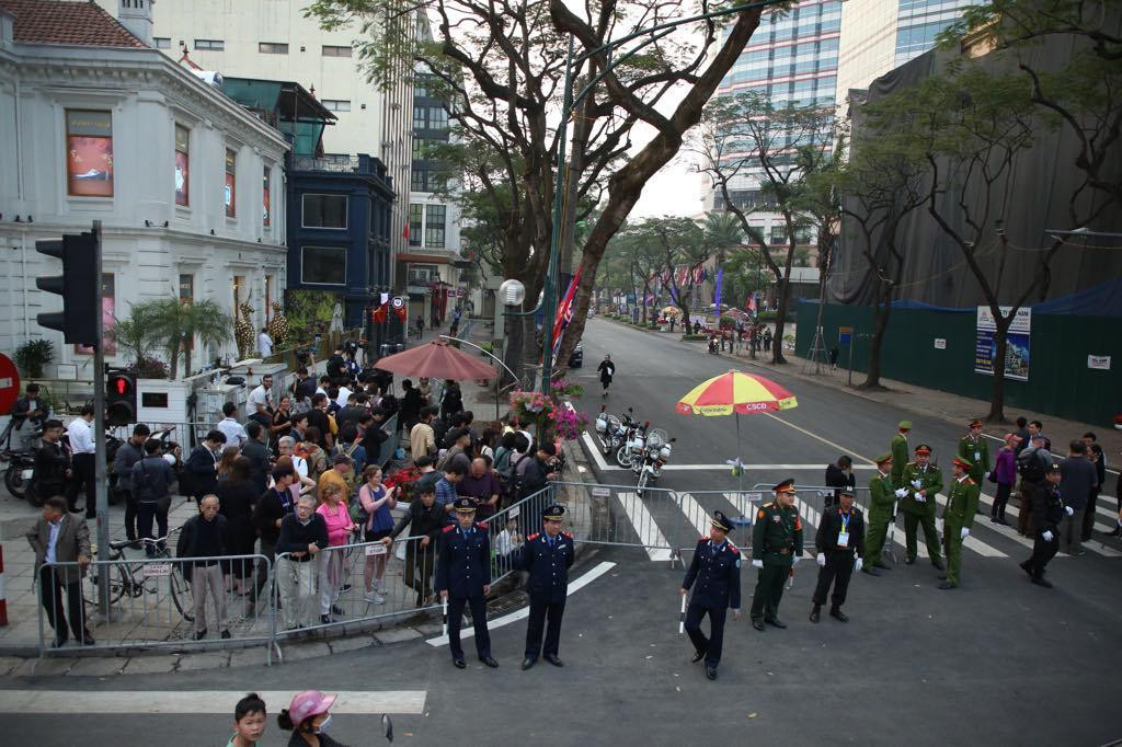 Bữa tối kết thúc, Tổng thống Trump và Chủ tịch Kim rời khách sạn Metropole ảnh 24