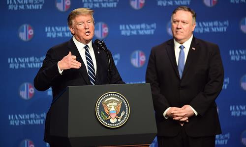 Ông Trump lên máy bay về nước ảnh 14