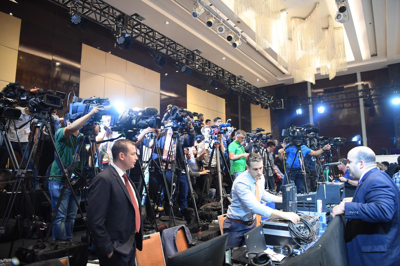 Ông Trump kết thúc họp báo, chuẩn bị rời Hà Nội ảnh 16