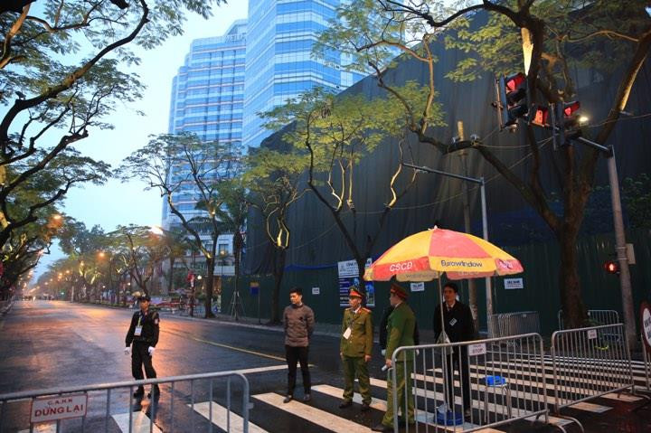 Đoàn xe của Chủ tịch Kim Jong Un về đến khách sạn Melia ảnh 55