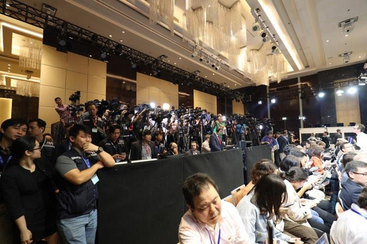 Ông Trump kết thúc họp báo, chuẩn bị rời Hà Nội ảnh 12