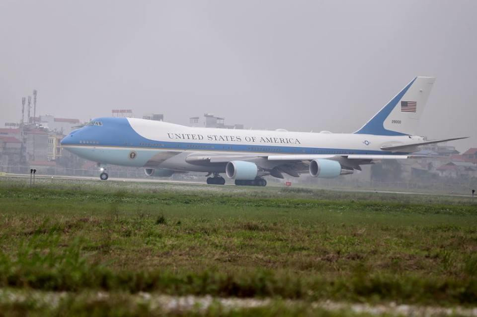 Ông Trump lên máy bay về nước ảnh 3
