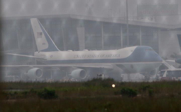 Ông Trump lên máy bay về nước ảnh 4