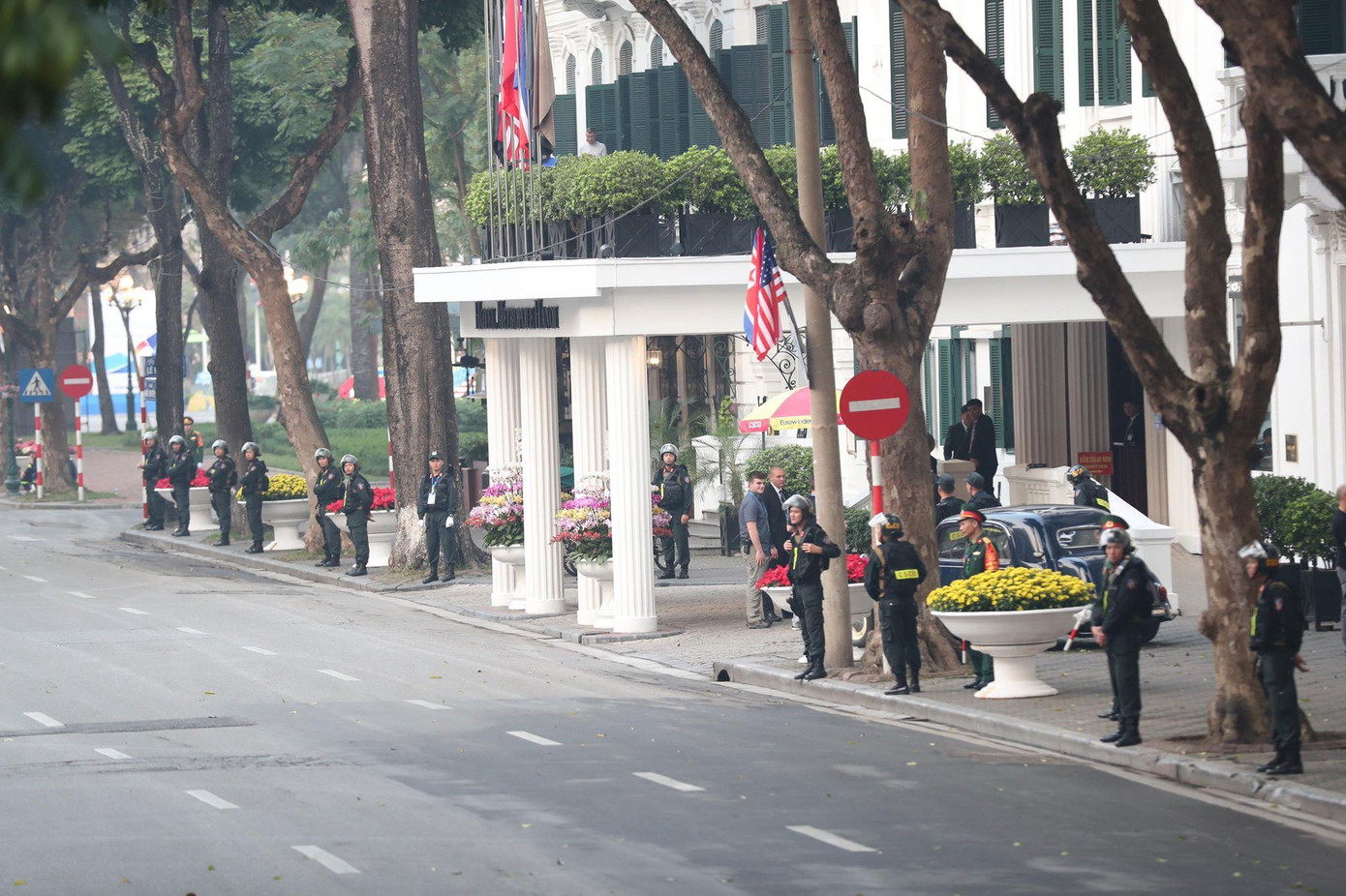 Bữa tối kết thúc, Tổng thống Trump và Chủ tịch Kim rời khách sạn Metropole ảnh 21