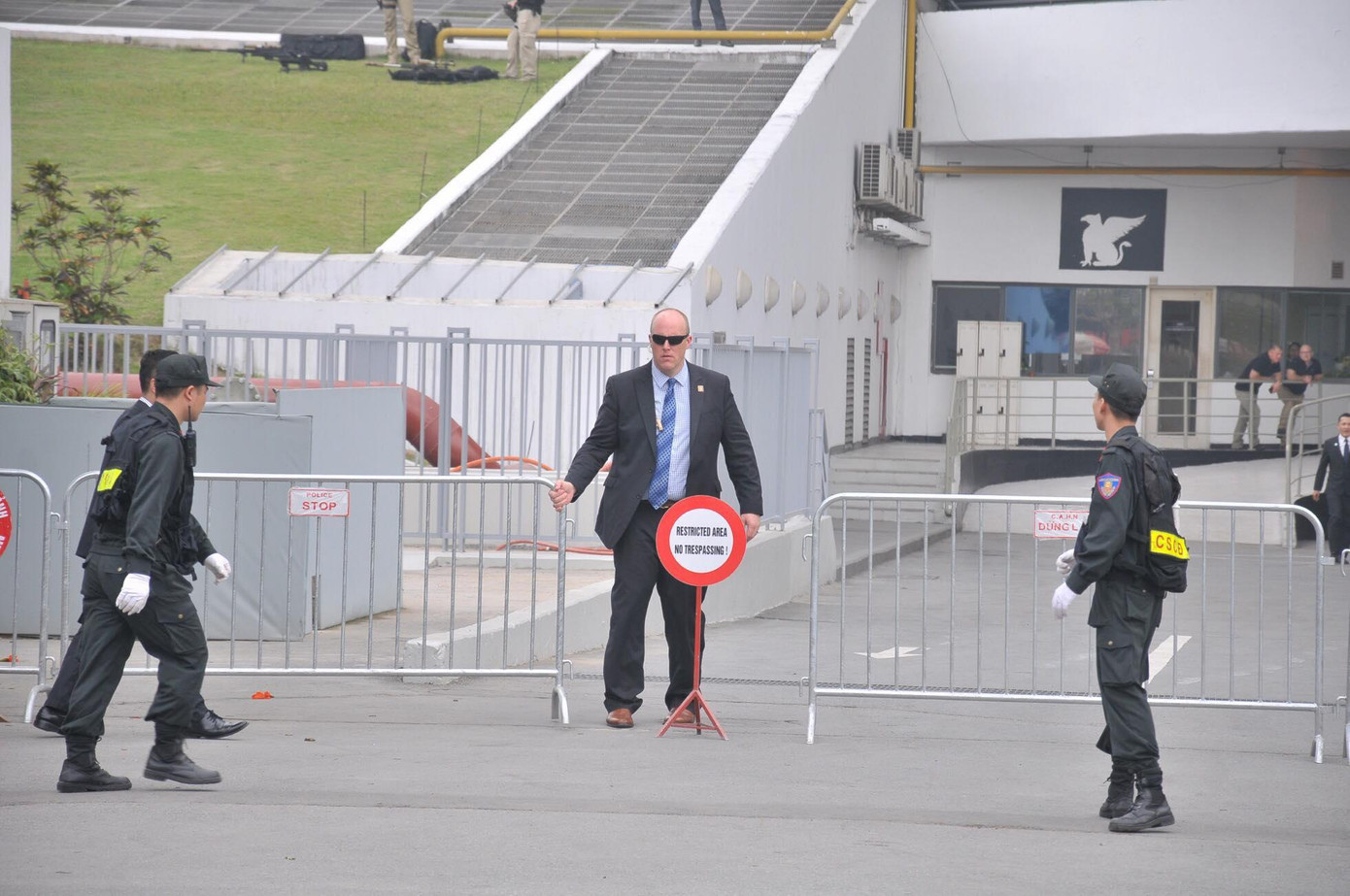 Ông Trump kết thúc họp báo, chuẩn bị rời Hà Nội ảnh 17