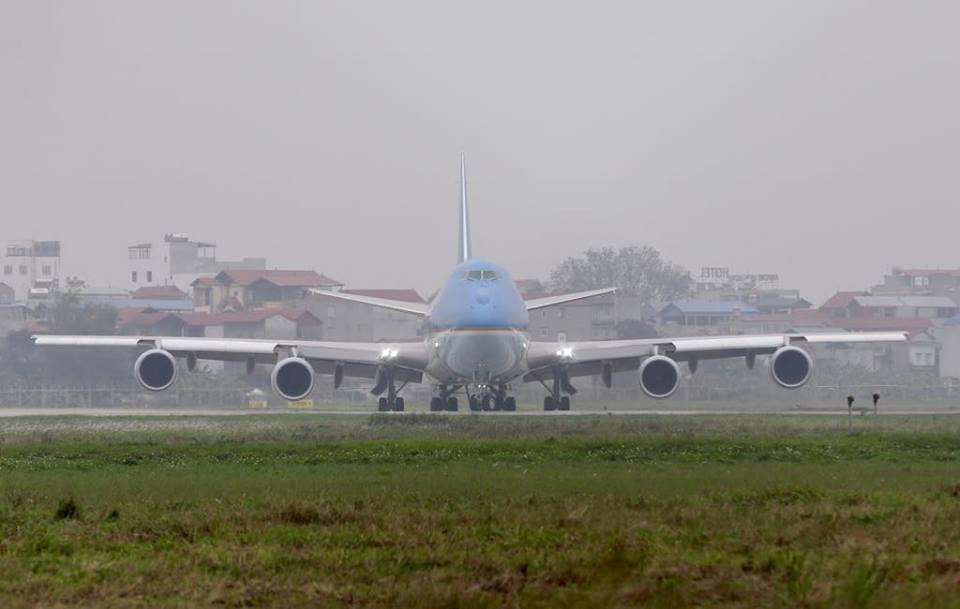 Ông Trump lên máy bay về nước ảnh 2
