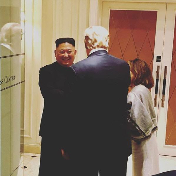 Hình ảnh ấm áp giữa lãnh đạo hai nước Mỹ - Triều trước khi rời thượng đỉnh ảnh 1