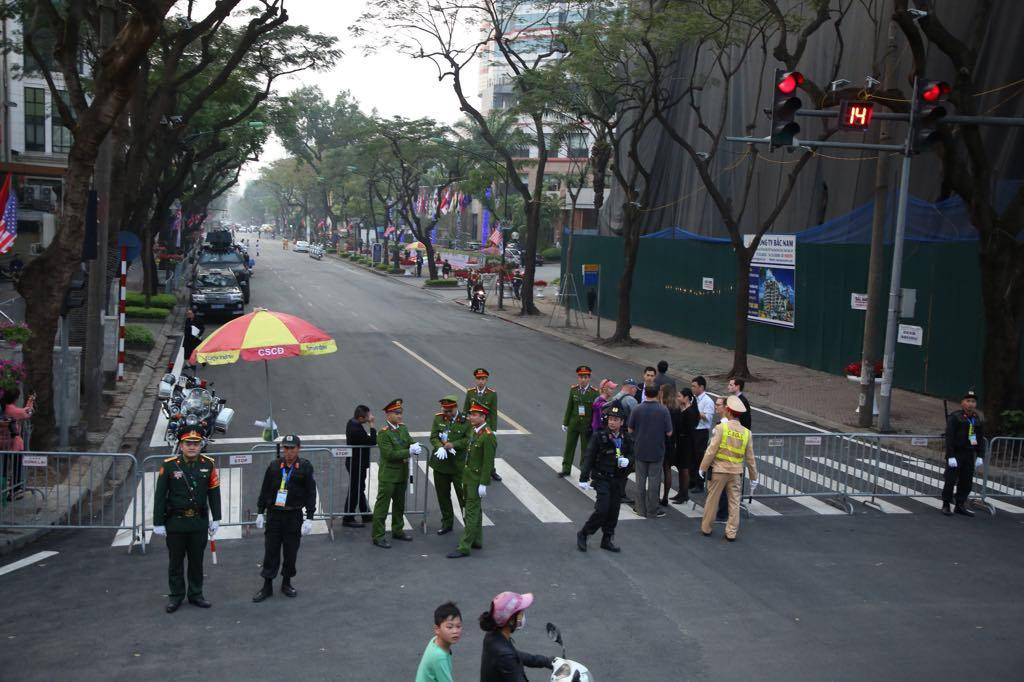 Bữa tối kết thúc, Tổng thống Trump và Chủ tịch Kim rời khách sạn Metropole ảnh 25