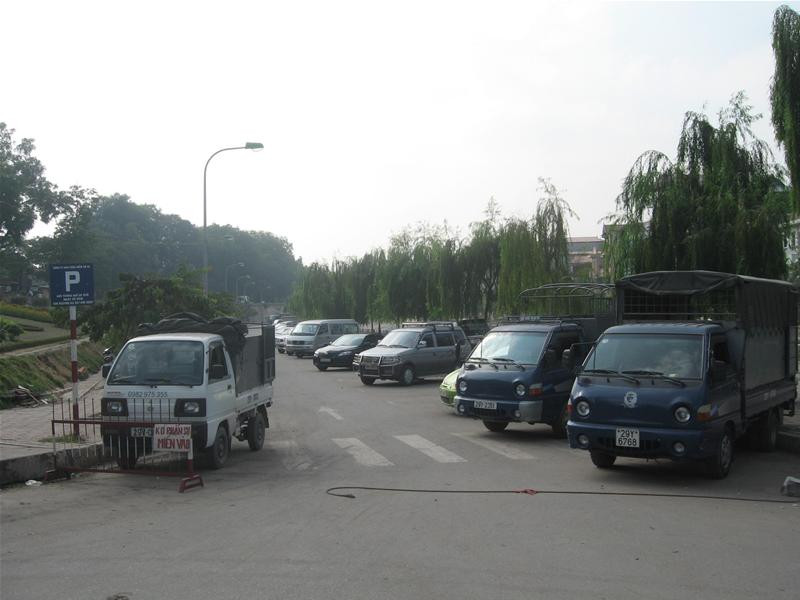 Đường bên sông Tô Lịch song song với đường Bưởi thành bãi giữ xe ô tô, ảnh chụp lúc 10h ngày 15/11/2007.