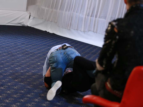 Nam giám khảo bị vật ngã lăn lóc dưới sàn nhà