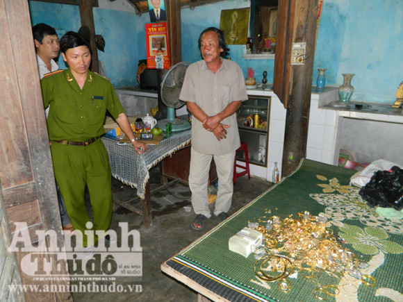 Số vàng, tiền thu giữ tại nhà bà Dương Thị Tịnh . Số vàng, tiền thu giữ tại nhà bà Dương Thị Tịnh