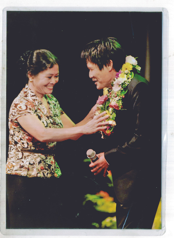 Chị Dung tặng hoa ca sĩ Tuấn Vũ. Ảnh nhân vật cung cấp. Chị Dung tặng hoa ca sĩ Tuấn Vũ. Ảnh nhân vật cung cấp