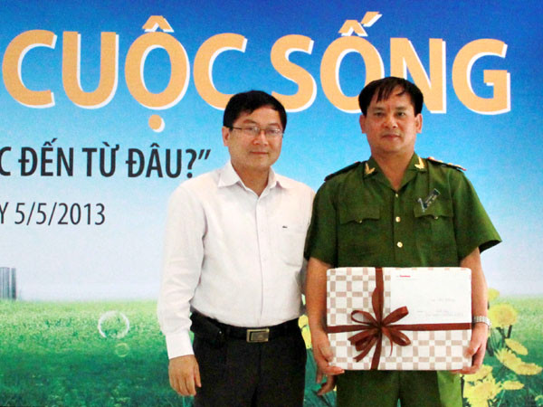 TBT báo Tiền Phong Lê Xuân Sơn tặng quà cho trại giam Thanh Xuân