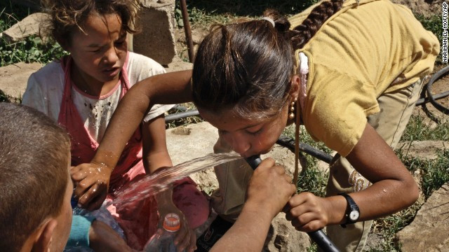 Những đứa bé tìm nguồn nước ở chốn tị nạn