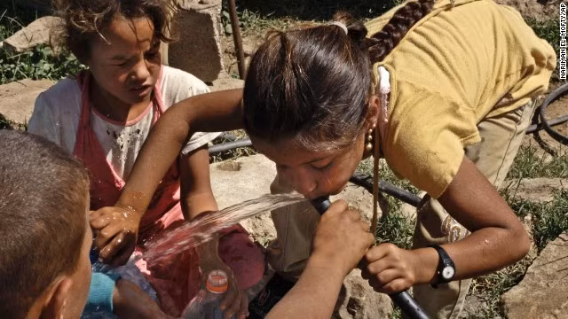 Những đứa bé tìm nguồn nước ở chốn tị nạn