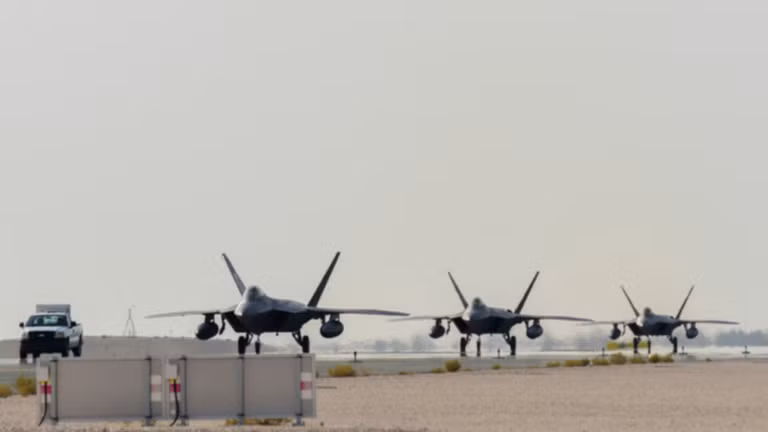 Mỹ tung ảnh F-22 chặn đầu oanh tạc cơ Nga ngoài khơi Alaska ảnh 4