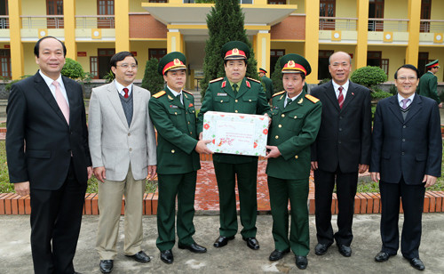 Thăm hỏi, động viên, tặng quà Ban chỉ huy quân sự huyện Duy Tiên