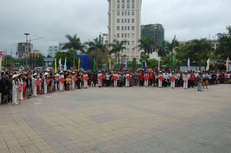 Các đoàn diễn tụ họp trước giờ ra đường