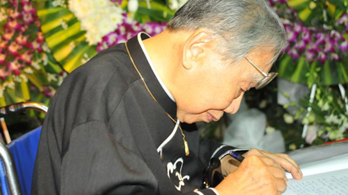 Giáo sư Trần Văn Khê đến viếng nhạc sĩ lần cuối và tiễn ông đi - Ảnh: Dũng Pro 