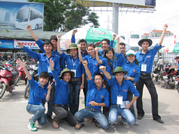 Trần Cao Thế (thứ 3 từ phải sang, hàng cuối cùng) cùng đội xe tình nguyện của Hội đồng hương sinh viên Nam Định