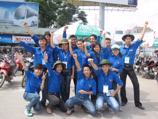 Trần Cao Thế (thứ 3 từ phải sang, hàng cuối cùng) cùng đội xe tình nguyện của Hội đồng hương sinh viên Nam Định
