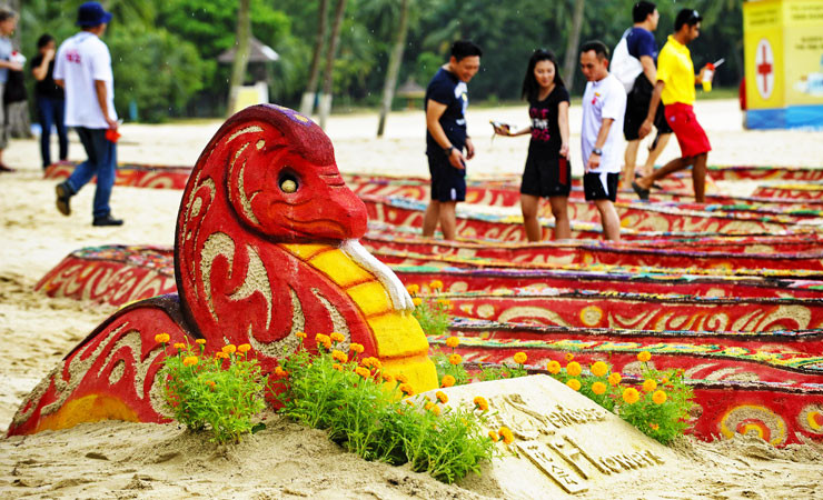 Triển lãm hình rắn bằng cát tại bãi biển Palawan, Singapore