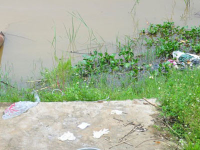 Thi thể được những người câu cá phát hiện ở gần trạm bơm Thi thể được những người câu cá phát hiện ở gần trạm bơm Bài viết: http://news.zing.vn/Tim-ra-tung-tich-thi-the-khong-dau-nho-chiec-sim-ngam-nuoc-post356478.html#home_cate.tinchinh Nguồn Zing News