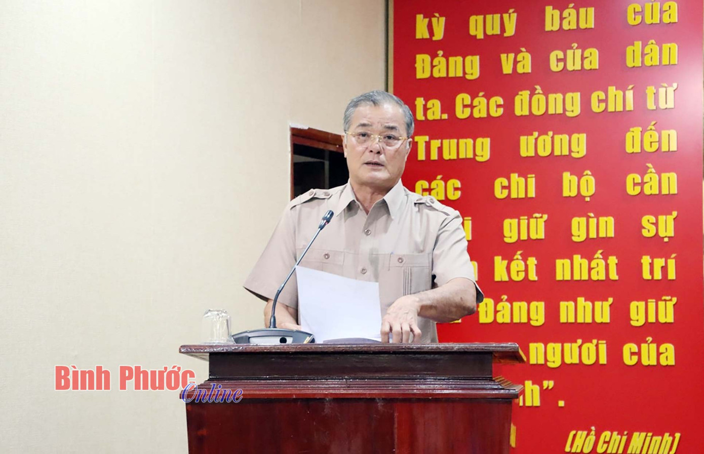 Ủy viên Ban Thường vụ, Trưởng ban Tổ chức Tỉnh ủy Nguyễn Hồng Trà công bố quyết định của Ban Bí thư Trung ương về công tác cán bộ