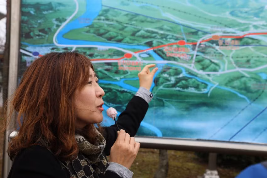 Nữ hướng dẫn viên du lịch Jeongwon đang chỉ rõ cho du khách bản đồ ở vùng biên giới
