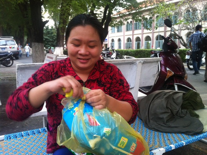 Mặc dù đang bị nhiễm trùng vết mổ sau sinh nhưng mẹ 2 cháu bé quên nỗi đau, tươi cười khi được vào thăm con trong phòng hồi sức cấp cứu. Mẹ 2 cháu bé cho biết, thời gian tới sẽ xin đi làm giúp việc gia đình để lấy tiền mua sữa cho con