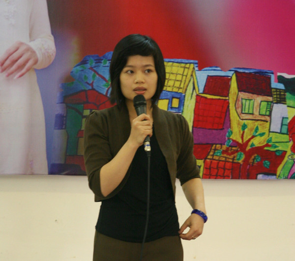 Cô giáo Thu Hương ấn tượng với những nét vẽ hồn nhiên và sắc màu tươi tắn ngây thơ của các em nhỏ