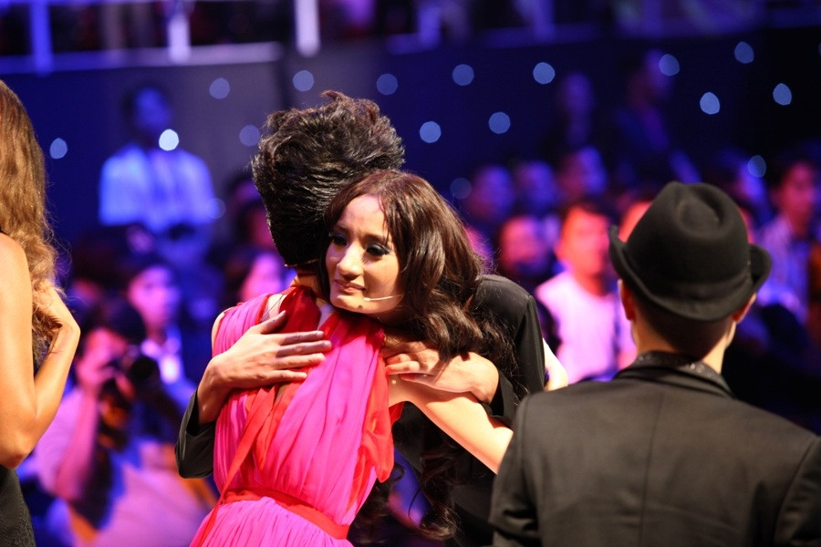 Sau phần thi catwalk, Lê Thúy đã phải nói lời chia tay cuộc thi