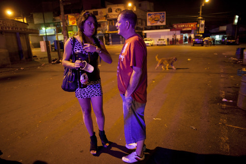 Linda Elizabeth Tylor Martinez (bên trái) đang nói chuyện với một 