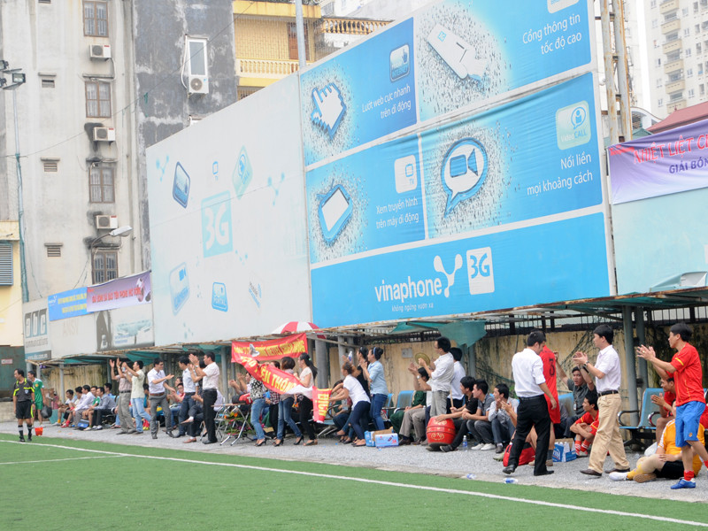 Đông đảo khán giả đến theo dõi, cổ vũ cho các đội bóng