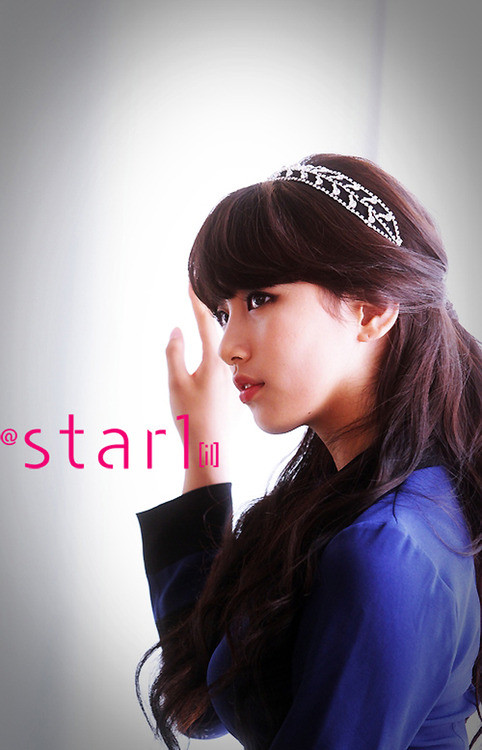 Dịu dàng nữ tính với xì tài váy xòe và tóc tết cùng khăn... Gợi cảm với quần short khoe chân thon... Đáng yêu nhưng vẫn cá tính với phong cách trang điểm tập trung vào đôi mắt... Năng động khi diện áo crop top với chân váy bút chì... Cổ điển gợi cảm với gam màu trầm.