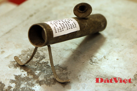 Chiếc điếu cày làm từ xác máy bay B-2 bị bắn rơi tại Thanh Oai, Hà Nội