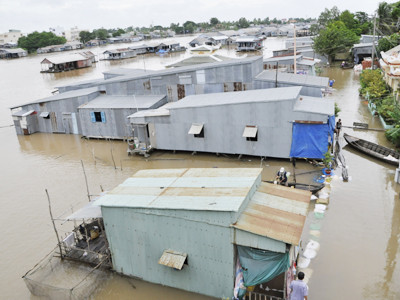 Nhiều nhà dân tại khu vực cầu Cồn Tiên, xã Đa Phước (Tân Phú, An Giang) bị ngập nặng. Ảnh: Hồng Lĩnh