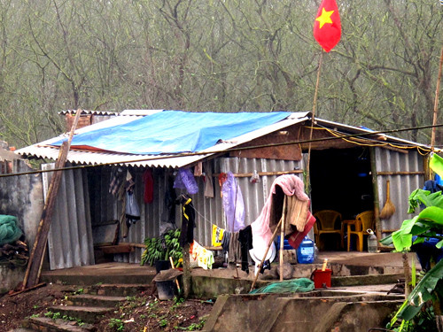 Các ngôi nhà của gia đình ông Vươn bị đập phá trong vụ cưỡng chế nên vợ con ông Vươn và ông Quý dựng lều ở tạm 