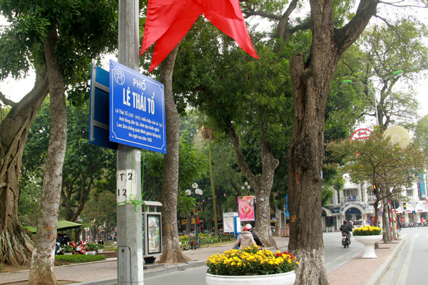 Các tấm biển đặt tại những điểm dễ thu hút sự chú ý của người dân