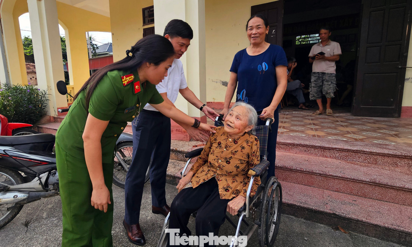 Lãnh đạo UBND TP. Phủ Lý cùng lãnh đạo Công an TP. Phủ Lý hỏi thăm cụ Lê Thị Sáo khi vừa hoàn thành kích hoạt định danh điện tử. Lãnh đạo UBND TP. Phủ Lý cùng lãnh đạo Công an TP. Phủ Lý hỏi thăm cụ Lê Thị Sáo khi vừa hoàn thành kích hoạt định danh điện tử.