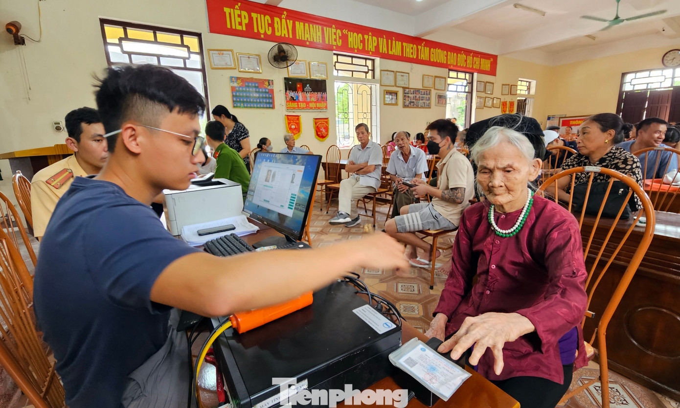 Cụ Vũ Thị Phòng được tổ công tác chở đến nhà văn hóa thôn Triệu Xá kích hoạt tài khoản định danh điện tử. Cụ Vũ Thị Phòng được tổ công tác chở đến nhà văn hóa thôn Triệu Xá kích hoạt tài khoản định danh điện tử.